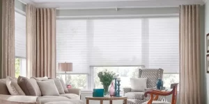 ¿Cómo puedo coordinar cortinas con una pared de color gris?