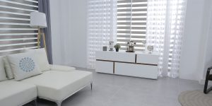 ¿Qué cortinas se ajustan bien con un sofá de color Gris?