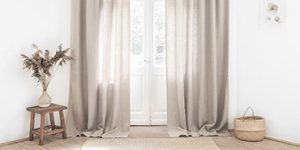 ¿Qué cortinas se ajustan mejor a un sofá de tono rosa oscuro?